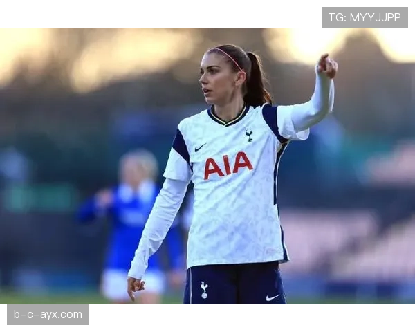 亚历克斯·摩根训练完顺手拎了杯冰美式，这自律程度真的服了